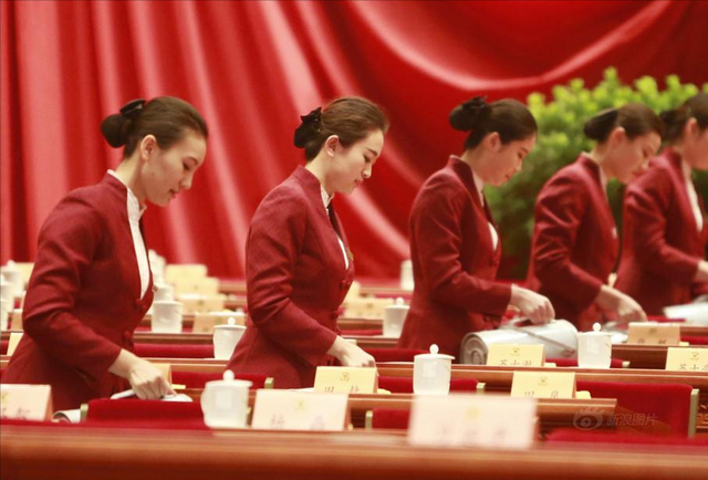 人民大會(huì)堂禮儀服務(wù)員選拔 為何四年一換且非北京本地人？
